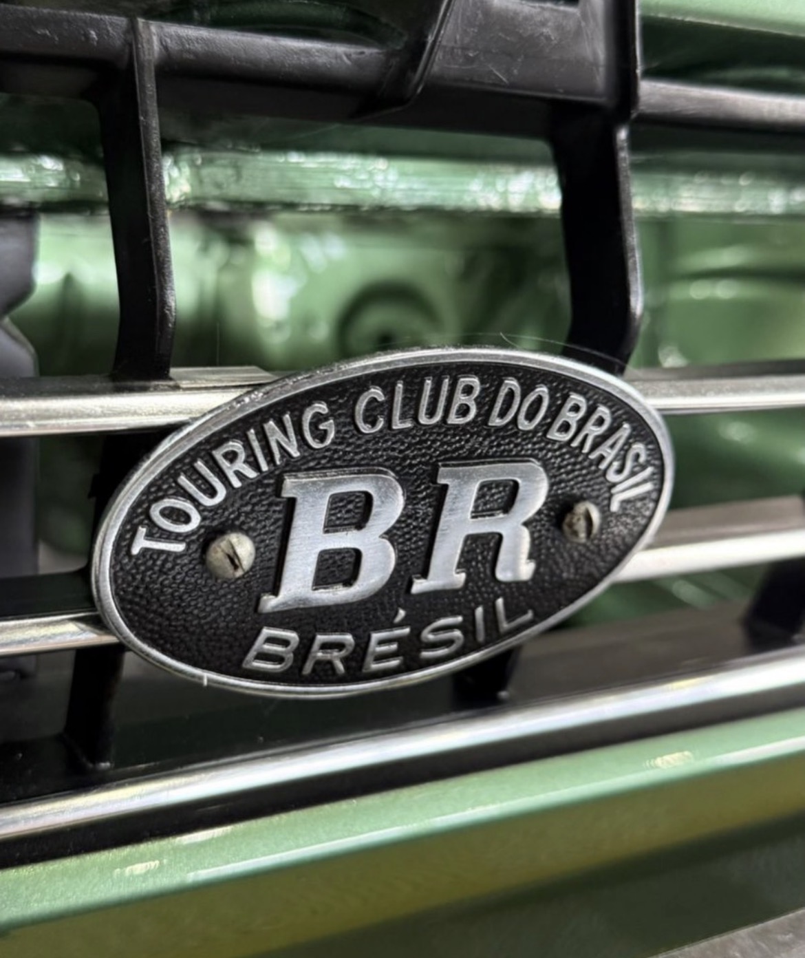 Emblema Touring Club do Brasil restaurado