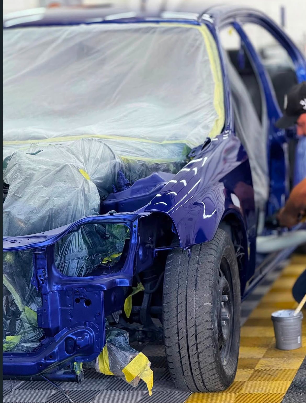 Reparo detalhado em lataria de veículo prata