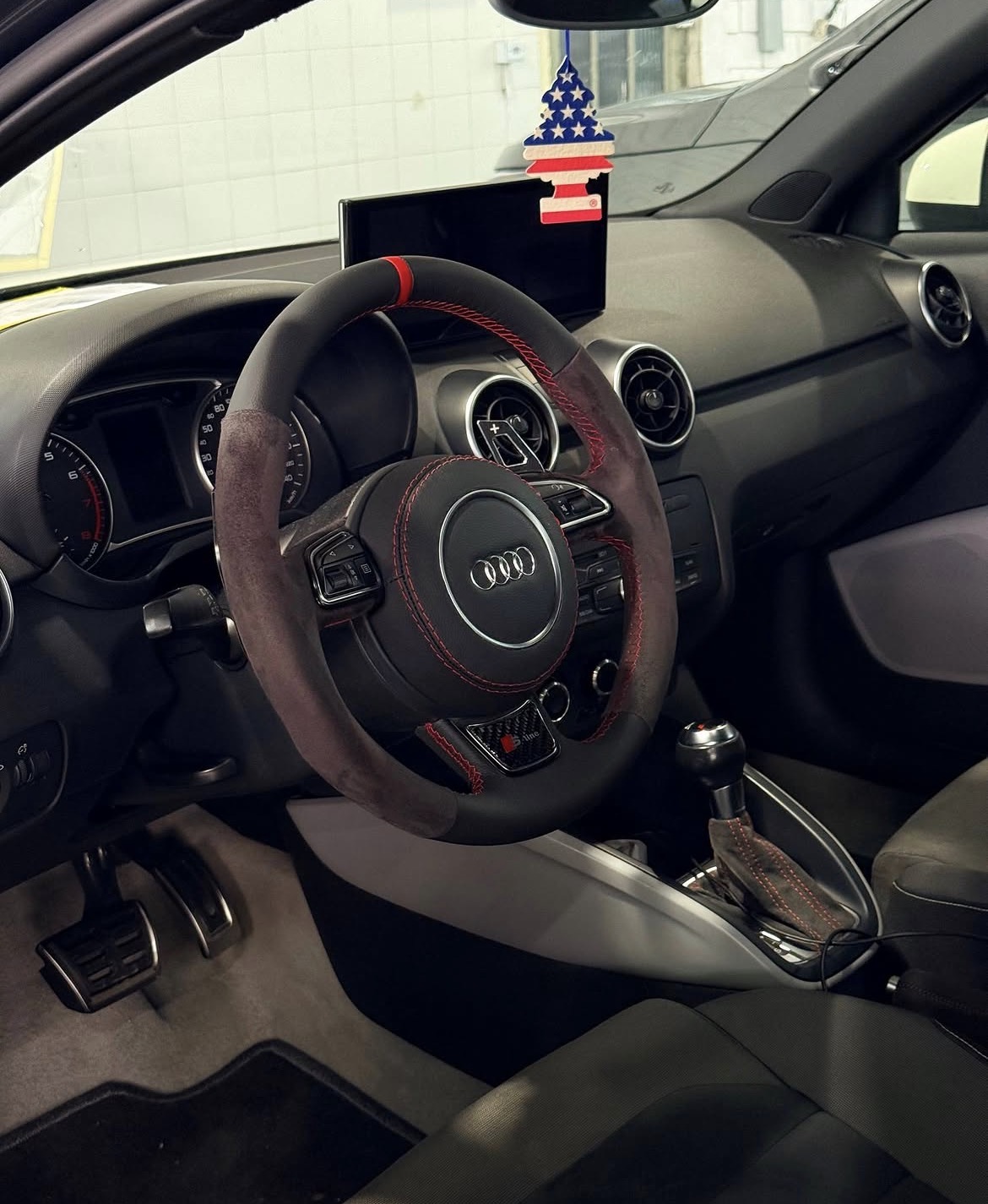 Interior de Audi A1 S-line com volante em alcantara
